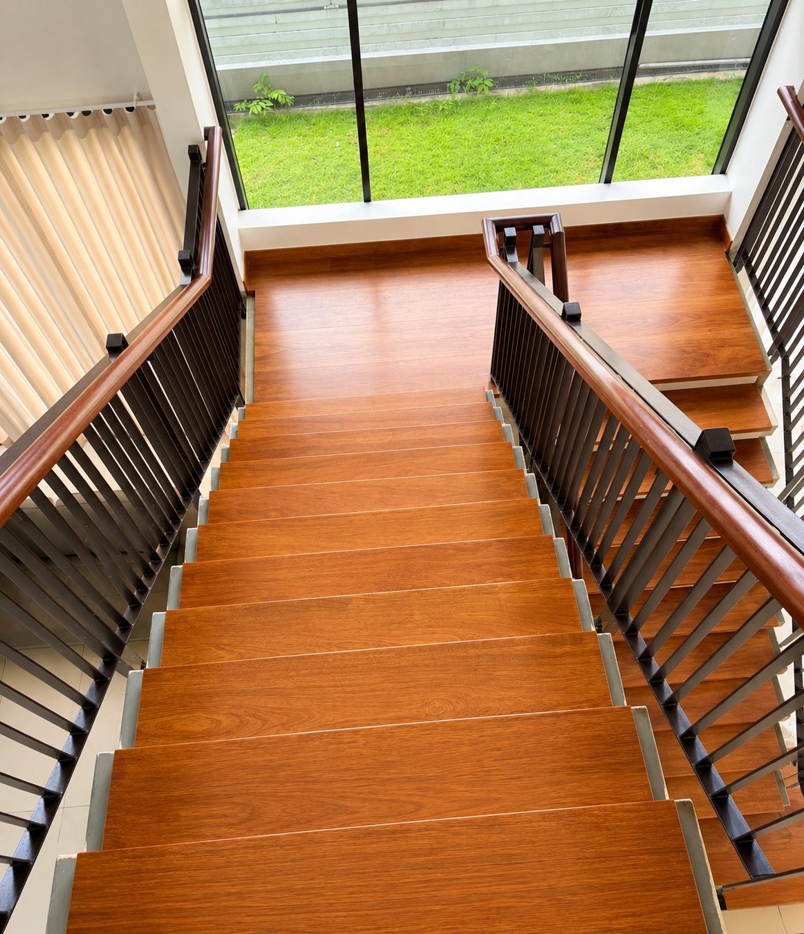 弧形实木楼梯 · 落地窗自然采光 - Solid wood staircase Kuala Lumpur