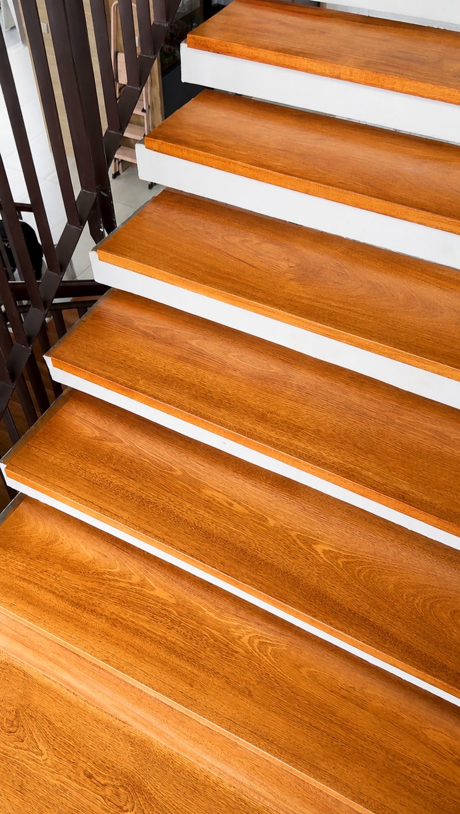 实木楼梯 · 深色木纹 - Tai Seng Timber Flooring
