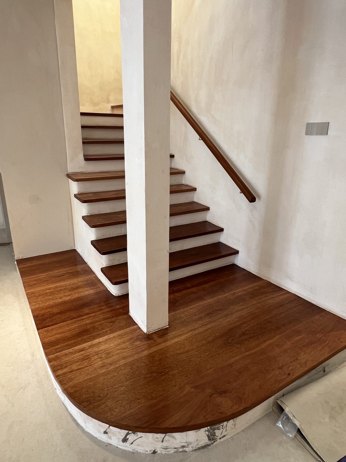 弧形实木楼梯 - Tai Seng Timber Flooring