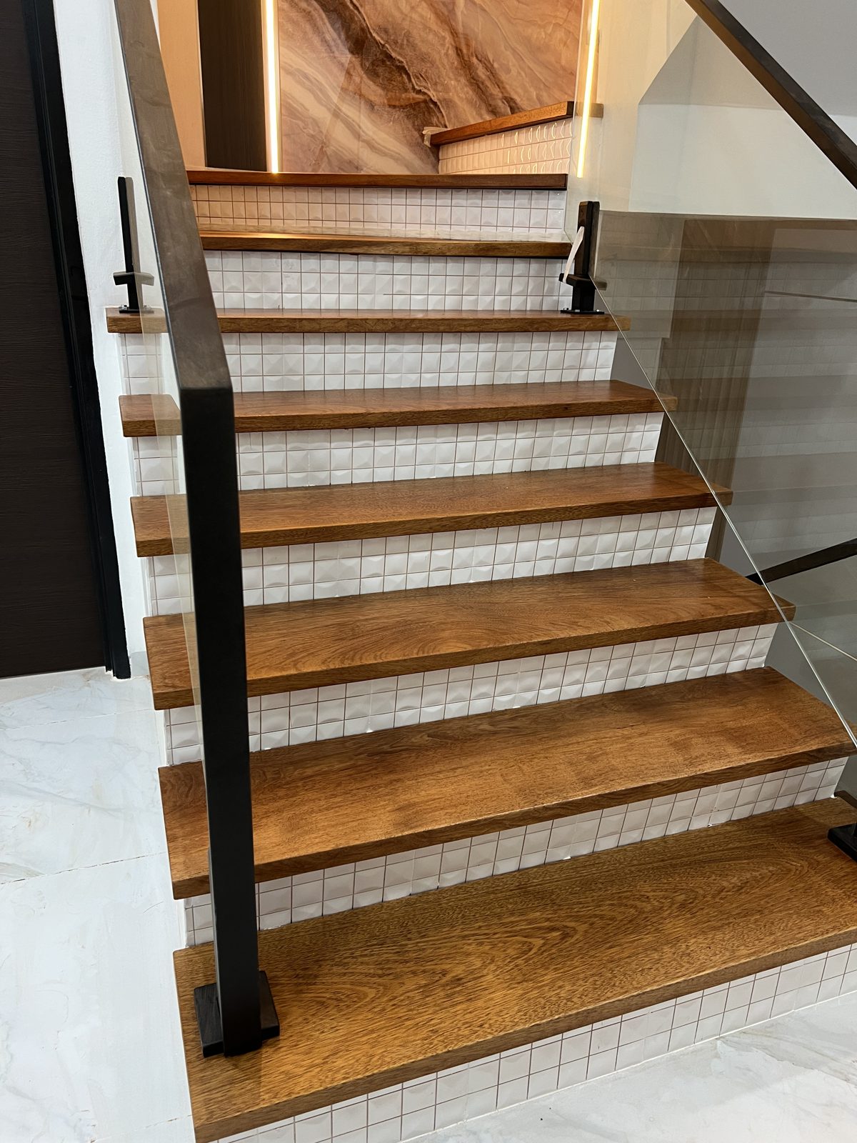 实木楼梯 · 石材墙面 - Tai Seng Timber Flooring