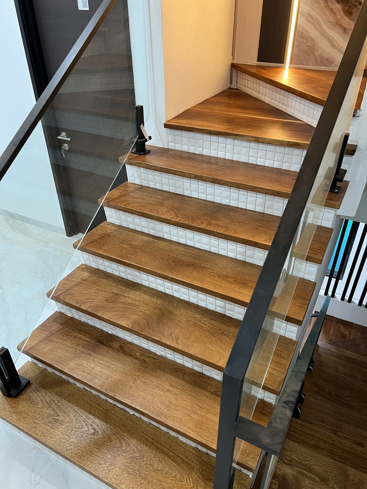 楼梯翻新 · 焕然一新 - Tai Seng Timber Flooring