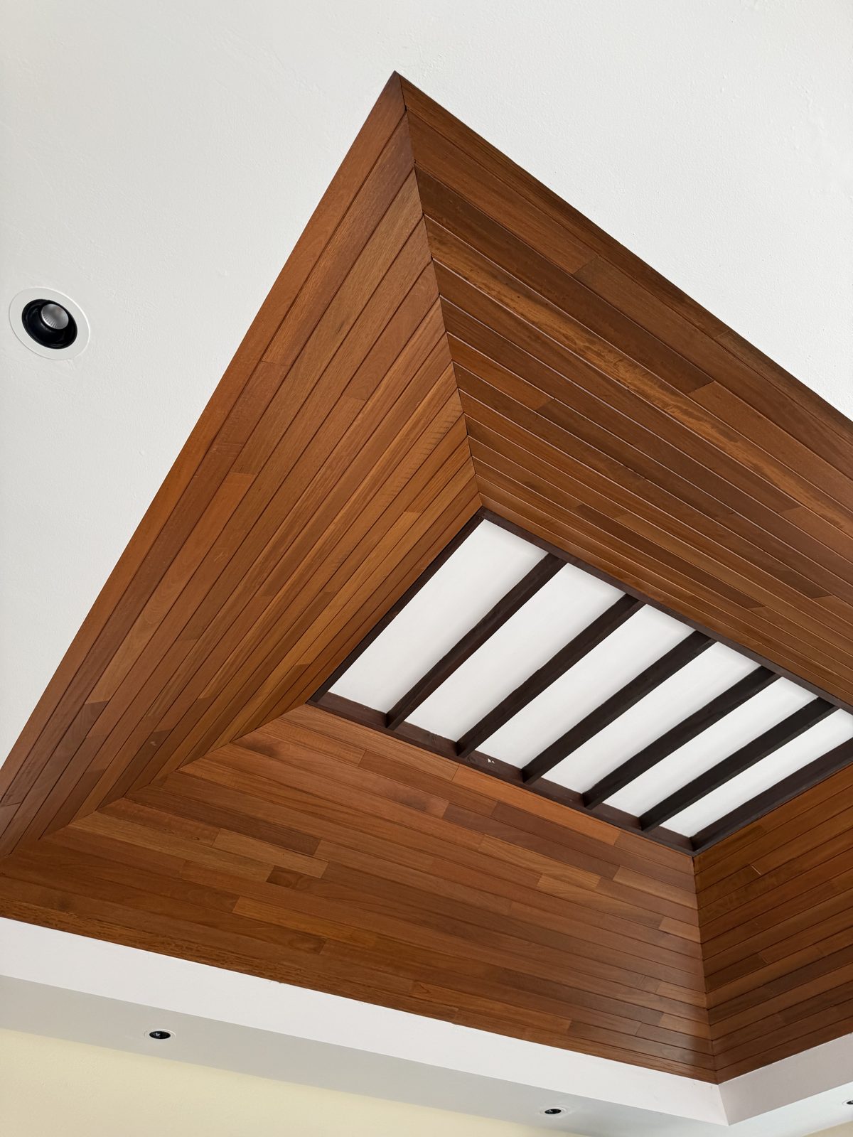 实木天花板 · 斜顶 - Tai Seng Timber Flooring