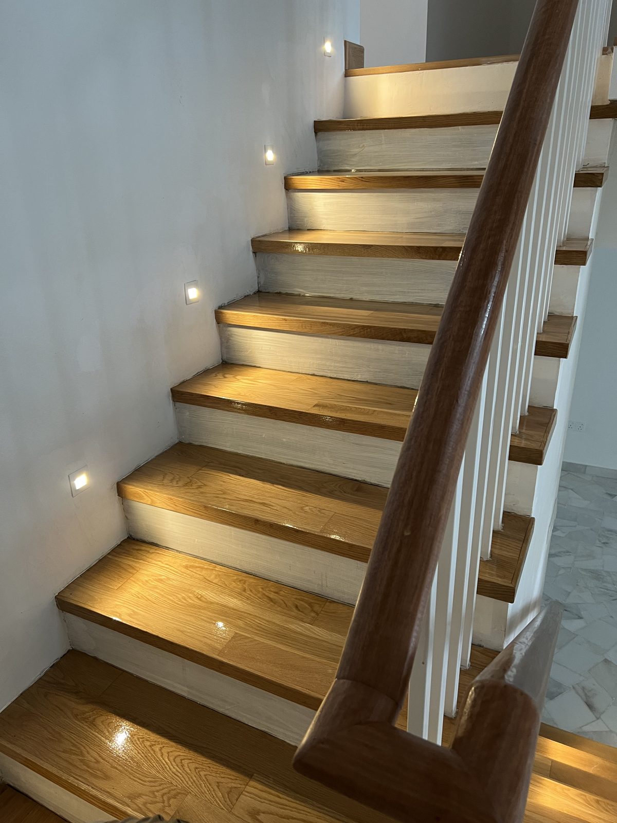 实木楼梯 · 嵌灯踏板 - Tai Seng Timber Flooring