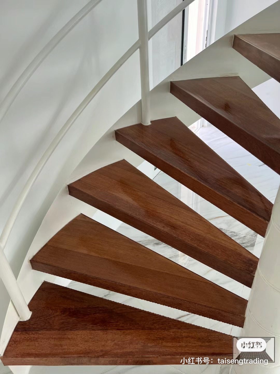 旋转楼梯 · 订制 - Tai Seng Timber Flooring