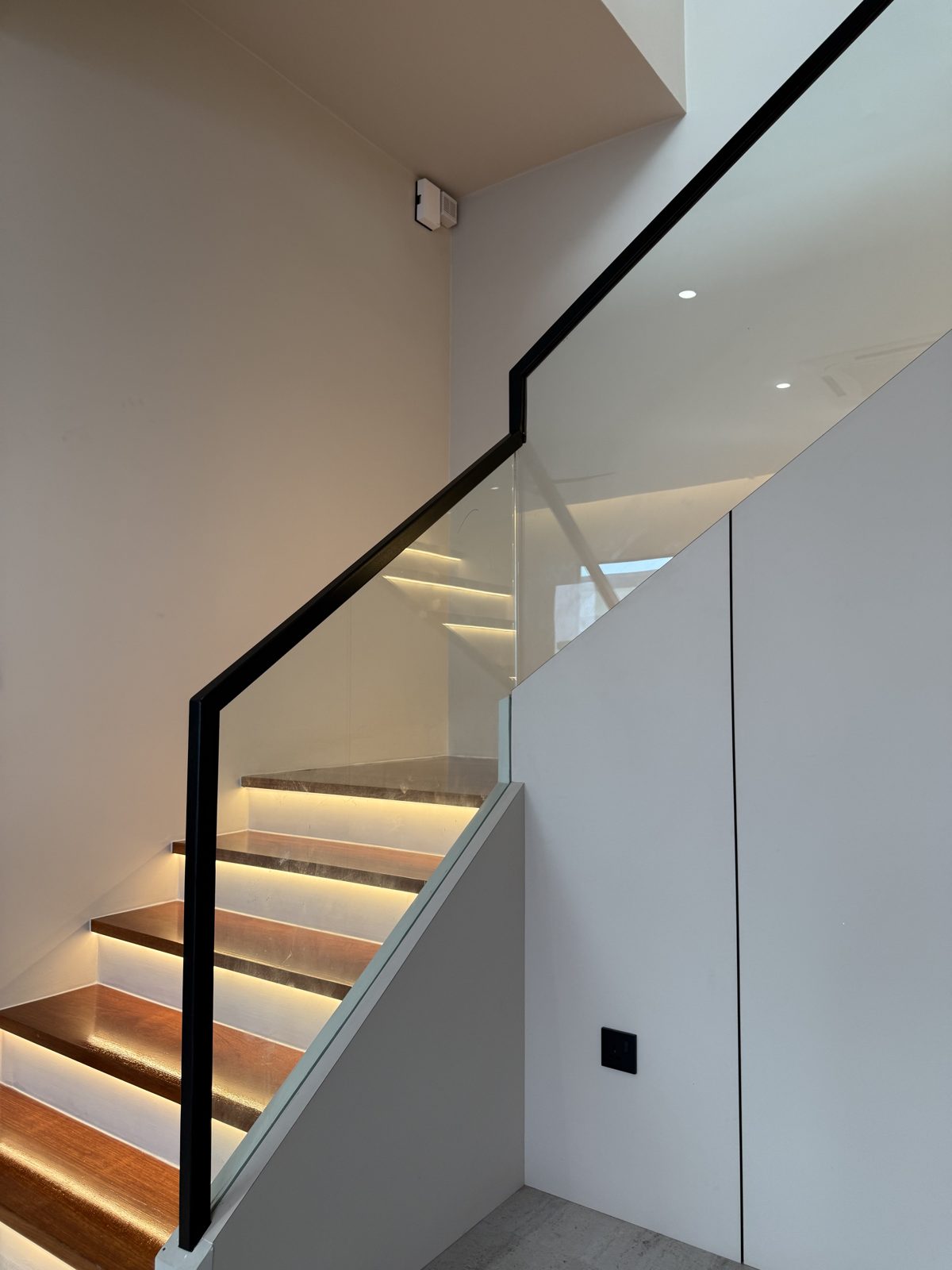 实木楼梯 · 悬浮踏板灯带 - Tai Seng Timber Flooring
